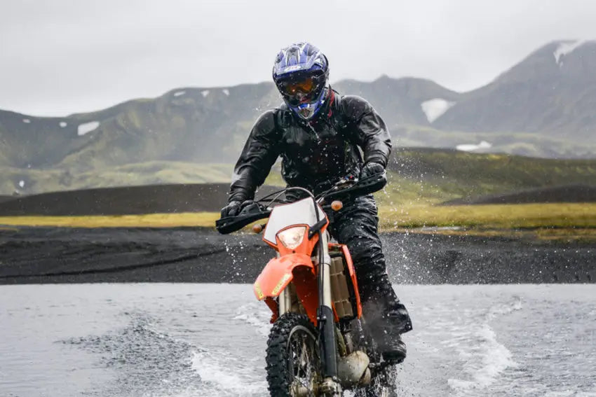 Motorcycle Rain Jacket Guide – Keeping You Dry In Inclement Weather